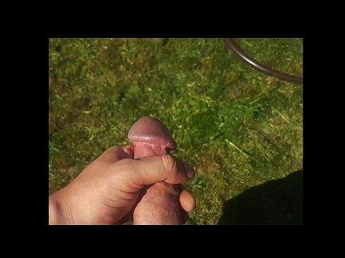 ❤️ Keçika germ di bexçeyek havînê de pisîka xwe ya pembe diqelişe û bi şuştinê dixe. ☑ Porno li ku.pornoincest.ru ❤