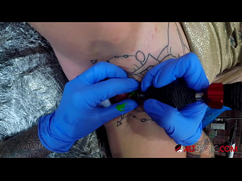 ❤️ Keçika pir tattookirî Sully Savage tattooek li ser klîtorê xwe kir. ☑ Porno li ku.pornoincest.ru ❤