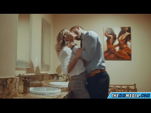 ❤️ Gava ku blondeyek busty we di nav hewşek gelemperî de dixapîne ☑ Porno li ku.pornoincest.ru ❤